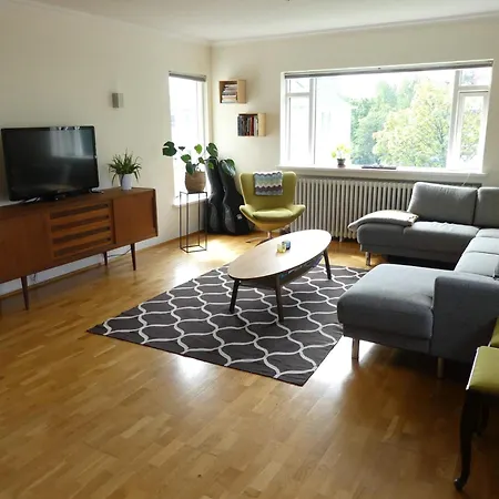 Bright 2 Bedroom In アパート